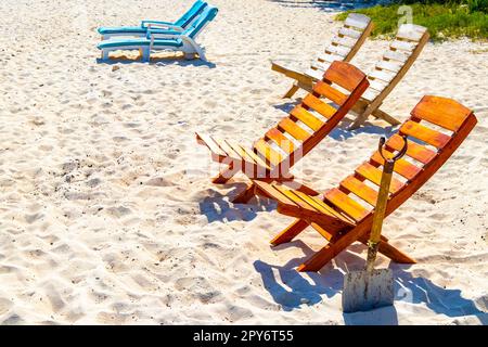 Palmen Sonnenschirme Liegestühle Beach Resort Playa del Carmen Mexiko. Stockfoto