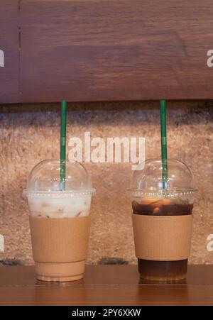 Eiskaffee mit Orange und Eiscappuccino im Café Stockfoto