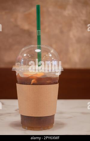Eiskaffee mit Orange im Café Stockfoto
