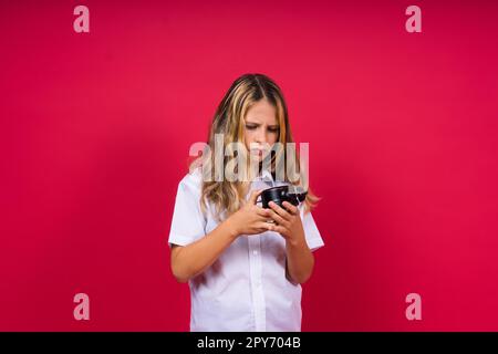 Teenager Mädchen 12, 13, 14 Jahre, schauen auf den Wecker. Guten Morgen, wir überprüfen die Zeit. Positive Emotionen. Stockfoto