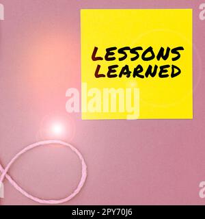 Text mit den gelernten Lektionen zur Inspiration. Geschäftsansatz fördern Sie den Austausch und die Nutzung von aus Erfahrungen gewonnenem Wissen Stockfoto
