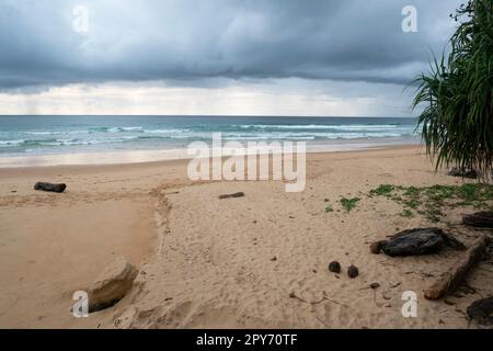 Malerischer Blick auf den Sturm über dem leeren Strand während der Coronavirus-Pandemie auf Phuket Island in Thailand Stockfoto