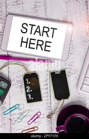 Konzeptionelle Beschriftung: Beginnen Sie hier. Konzeptfoto, das jemandem sagt, dass dies der Ausgangspunkt für den Weg vom Ziel ist Stockfoto