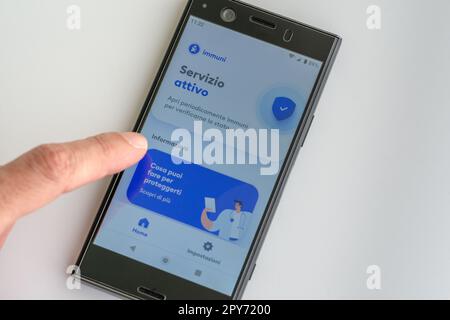 Italienische Immuni Tracking-Anwendung auf dem Smartphone gegen Coronavirus. Stockfoto