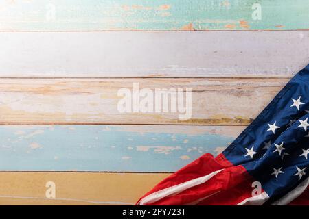 USA-Flagge für Memorial Day auf abstraktem Holzhintergrund Stockfoto