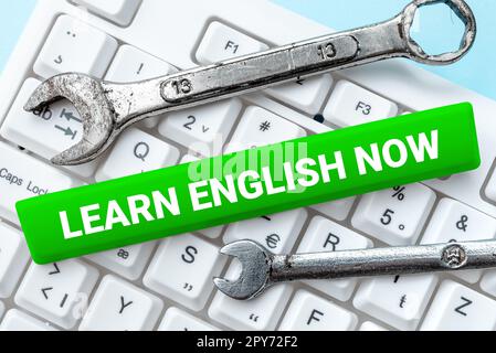 Schild mit der Aufschrift Learn English Now (Englisch jetzt lernen). Unternehmensübersicht englischkenntnisse und -Fertigkeiten erwerben Stockfoto