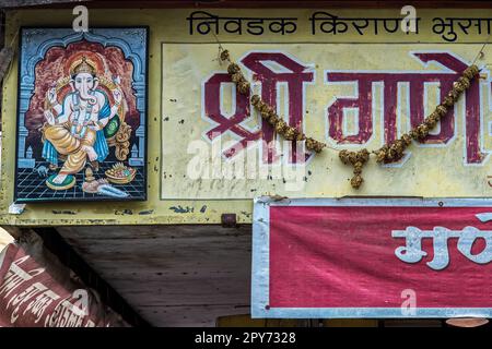 06 12 2017 Vintage Lord Ganesha auf Shope Schild gemalt Sangli Town Maharashtra India. Stockfoto