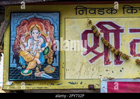 06 12 2017 Vintage Lord Ganesha auf Shope Schild gemalt Sangli Town Maharashtra India. Stockfoto