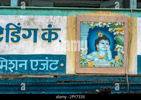 06 12 2017 Vintage Lord Bal Krishna gemalt auf Shope Schild Sangli Town Maharashtra India. Stockfoto