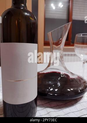 Karaffe, Flasche und Glas mit Rotwein Stockfoto