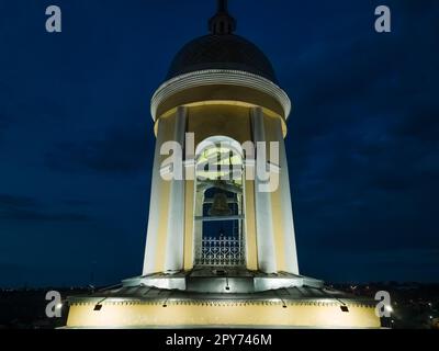 Das Evangelium Jesu Christi. Die religiöse Kirche ist eine Kapelle zum Beten zu Gott. Goldene Kuppeln mit einem Kruzifix oben. Ein heiliger Ort für orthodoxe Christen und Katholiken. Heilig ist der Retter des Geistes Stockfoto