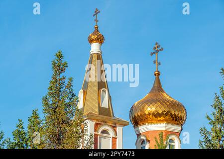 Das Evangelium Jesu Christi. Die religiöse Kirche ist eine Kapelle zum Beten zu Gott. Goldene Kuppeln mit einem Kruzifix oben. Ein heiliger Ort für orthodoxe Christen und Katholiken. Heilig ist der Retter des Geistes Stockfoto