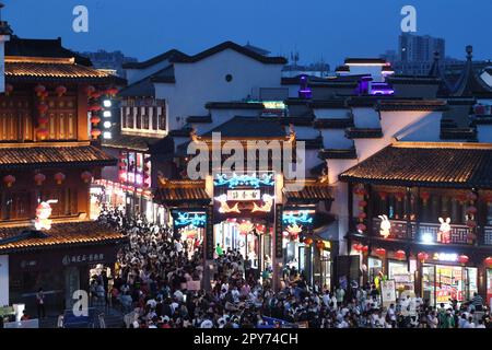 Nanjing, Chinas Provinz Jiangsu. 2. Mai 2023. Touristen besuchen den Fuzi (Konfuzius)-Tempel in Nanjing, Ostchina-Provinz Jiangsu, 2. Mai 2023. Kredit: Yang Suping/Xinhua/Alamy Live News Stockfoto