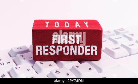 Textzeichen für Ersthelfer. Begriff bezeichnet eine Person, die dafür verantwortlich ist, sofort zum Unfall zu gehen Stockfoto