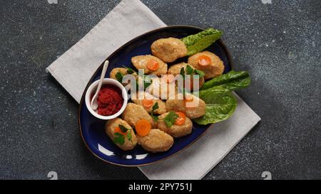 Gefilte Fische mit Karotten, Salat, Rettich. Traditionelles jüdisches Essen im Passover - Festungskonzept Stockfoto