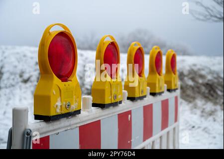 Geschlossen wegen Schnee, Zaun nicht vorbei. Verbarrikadieren Stockfoto