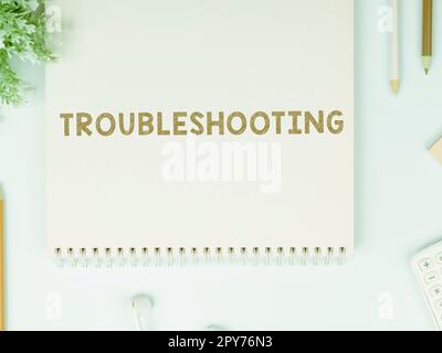 Fehlerbehebung bei handschriftlichem Text. Begriff, der eine Untersuchung oder Behandlung der Probleme bedeutet Stockfoto