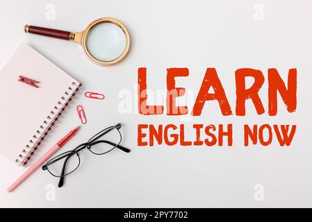 Handschriftlicher Text Jetzt Englisch lernen. Geschäftskonzept Erwerb oder Erwerb von englischkenntnissen und -Fertigkeiten Stockfoto