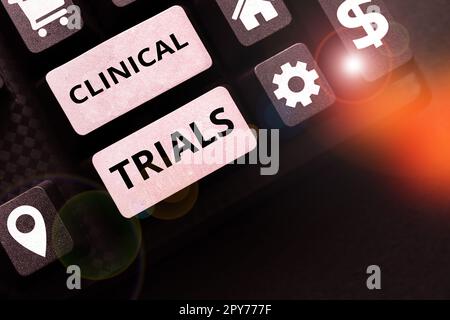 Textzeichen für klinische Studien. Geschäftskonzepterforschung zu neuen Therapien für den Menschen Stockfoto