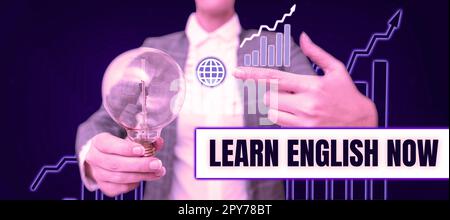 Handschriftlicher Text Jetzt Englisch lernen. Ein Wort, das darauf abzielt, Kenntnisse und Fähigkeiten in englischer Sprache zu erlangen oder zu erwerben Stockfoto