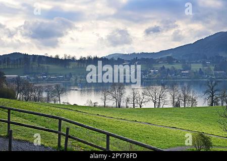 Gmund, Deutschland. 03. Mai 2023. Blick über den Tegensee in Richtung Gmund/Bayern. Ludwig Erhard-Gipfel 2023 in gut Kaltenbrunn am Tegernsee am 3. Mai 2023? Kredit: dpa/Alamy Live News Stockfoto