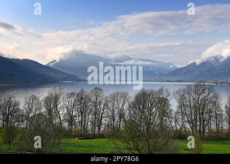 Gmund, Deutschland. 03. Mai 2023. Blick über den Tegensee in Richtung Rottach Egern/Bayern. Ludwig Erhard-Gipfel 2023 in gut Kaltenbrunn am Tegernsee am 3. Mai 2023? Kredit: dpa/Alamy Live News Stockfoto