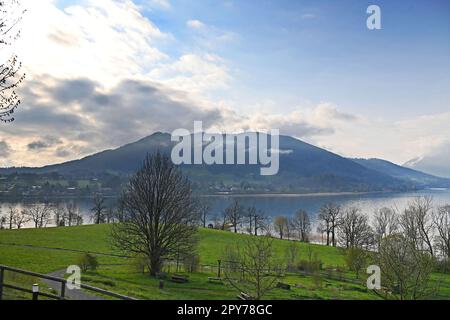 Gmund, Deutschland. 03. Mai 2023. Blick über den Tegensee in Richtung Gmund/Bayern. Ludwig Erhard-Gipfel 2023 in gut Kaltenbrunn am Tegernsee am 3. Mai 2023? Kredit: dpa/Alamy Live News Stockfoto