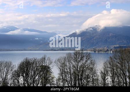 Gmund, Deutschland. 03. Mai 2023. Blick über den Tegensee in Richtung Rottach Egern/Bayern. Ludwig Erhard-Gipfel 2023 in gut Kaltenbrunn am Tegernsee am 3. Mai 2023? Kredit: dpa/Alamy Live News Stockfoto