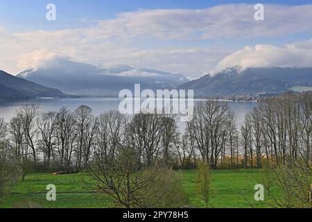 Gmund, Deutschland. 03. Mai 2023. Blick über den Tegensee in Richtung Rottach Egern und Bad Wiessee/Bayern. Ludwig Erhard-Gipfel 2023 in gut Kaltenbrunn am Tegernsee am 3. Mai 2023? Kredit: dpa/Alamy Live News Stockfoto