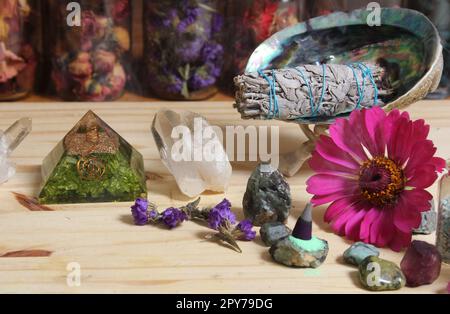 Getrocknete Blumen und Kristallsteine auf dem Meditationsaltar, oberflächlicher Freiheitsgrad Stockfoto