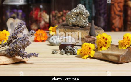 Getrockneter Lavendel auf Palo Santo Sticks mit Kristallen und Blumen im Hintergrund Stockfoto