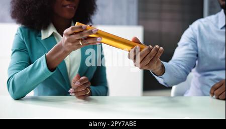 Geschäftsmann Und Geschäftsfrau - Übergabe Von Baton Stockfoto