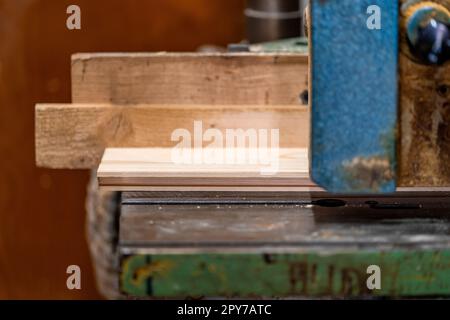 Hobelbretter auf einer Maschine in einer Schreinerei. Speicherplatz kopieren Stockfoto