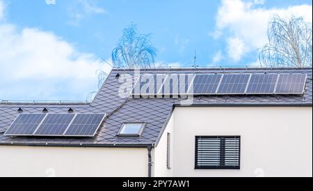 Solarpaneele zur Erzeugung von Strom aus der Sonne auf dem Dach eines Familienhauses Stockfoto