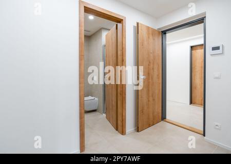 Flur im Appartement mit einer Tür zum Badezimmer und anderen Zimmern Stockfoto