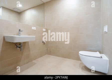 Bad mit Toilette und Waschbecken in einem neuen Apartment Stockfoto
