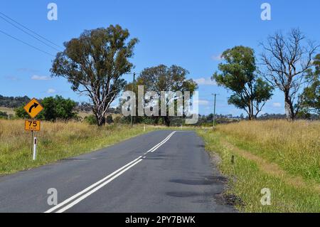 Ein Blick entlang des Banjo Paterson Way an einem sonnigen Nachmittag Stockfoto