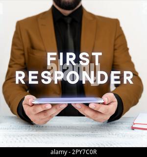 Textzeichen für Ersthelfer. Geschäftskonzept eine Person, die für den sofortigen Eintritt in den Unfall verantwortlich ist Stockfoto
