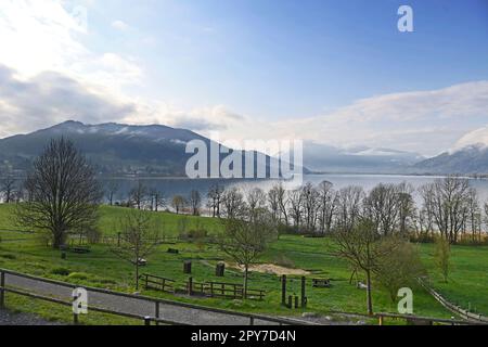 Gmund, Deutschland. 03. Mai 2023. Blick über den Tegensee in Richtung Rottach Egern und Gmund/Bayern. Ludwig Erhard-Gipfel 2023 in gut Kaltenbrunn am Tegernsee am 3. Mai 2023? Kredit: dpa/Alamy Live News Stockfoto