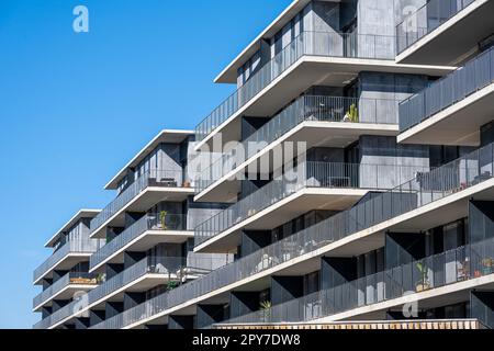 Großes graues Apartmentgebäude in Barcelona, Spanien Stockfoto
