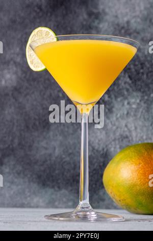 Gefrorener Mango-Martini-Cocktail Stockfoto