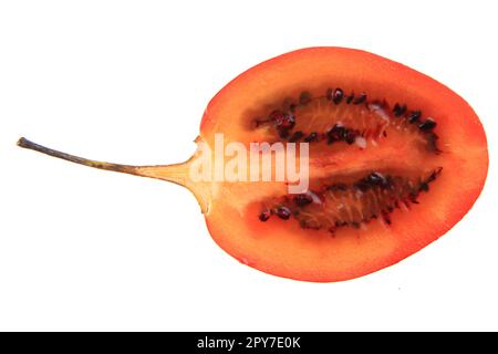 Die Hälfte der Tamarillo-Früchte, isoliert auf weißem Hintergrund Stockfoto