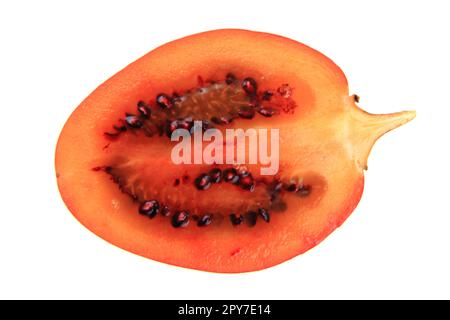 Die Hälfte der Tamarillo-Früchte, isoliert auf weißem Hintergrund Stockfoto