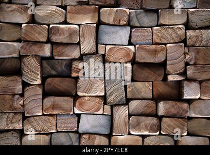 Eine Textur aus Holz. Viele gestapelte Holzleisten von der Vorderseite. Stockfoto