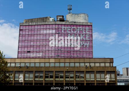 Das Gebäude des City of Glasgow College mit seinem „People Make Glasgow“-Slogan wurde von einer Foto-Website als das hässlichste Gebäude Großbritanniens im Jahr 2. bezeichnet Stockfoto