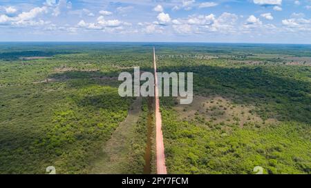 Luftaufnahme der Transpantaneira Dirt Road, die gerade die North Pantanal Feuchtgebiete durchquert, blauer Horizont, Mato Grosso, Brasilien Stockfoto