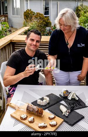 Luke McGowan Chefkoch im Cove Cafe in Waipu probiert Eine Auswahl an Ziegenkäse im Belle Chevre Creamery, Waipu, North Island, Neuseeland. Stockfoto