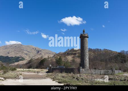 Das Glenfinnan-Denkmal erinnert an diejenigen, die für die Sache der Jakobiten starben, mit Blick auf Loch Shiel. Das Denkmal ist mit einer Statue eines Highlanders gekrönt Stockfoto