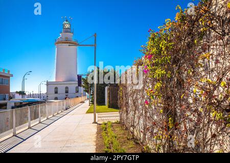Blick auf den Leuchtturm La Farola de Malaga und die Straße Stockfoto