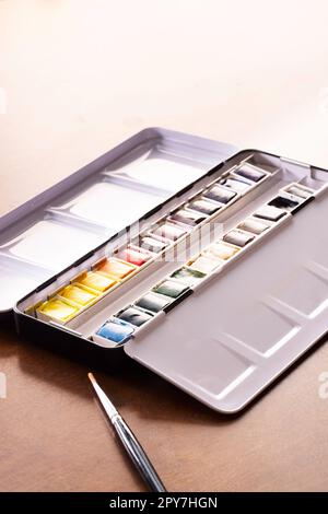 Dose mit Aquarellen Stockfoto